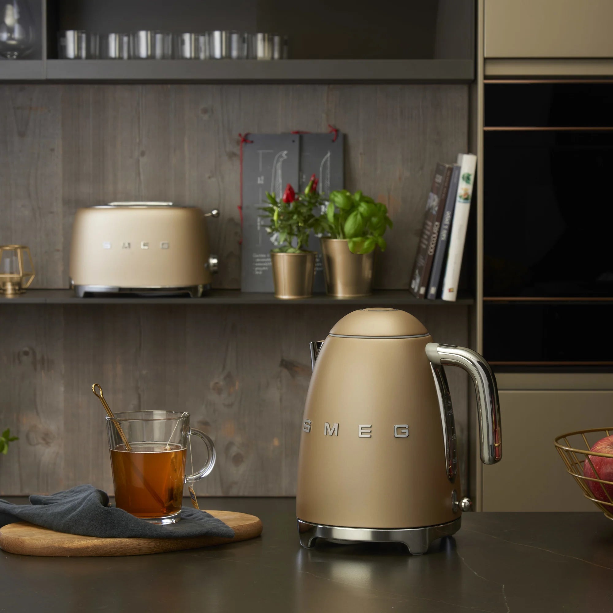 SMEG 50's レトロ 電気ケトル シャンパンマット 1.7L – ENTown