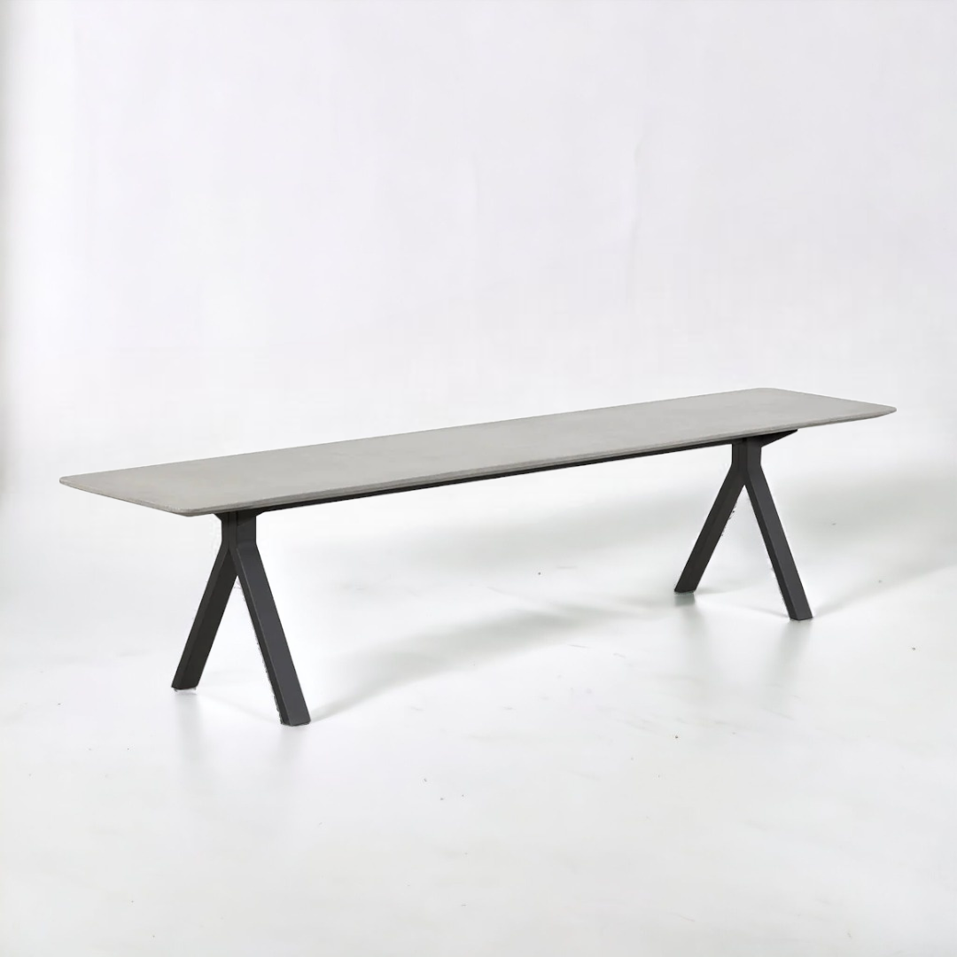 CONCRETE × IRON BENCH