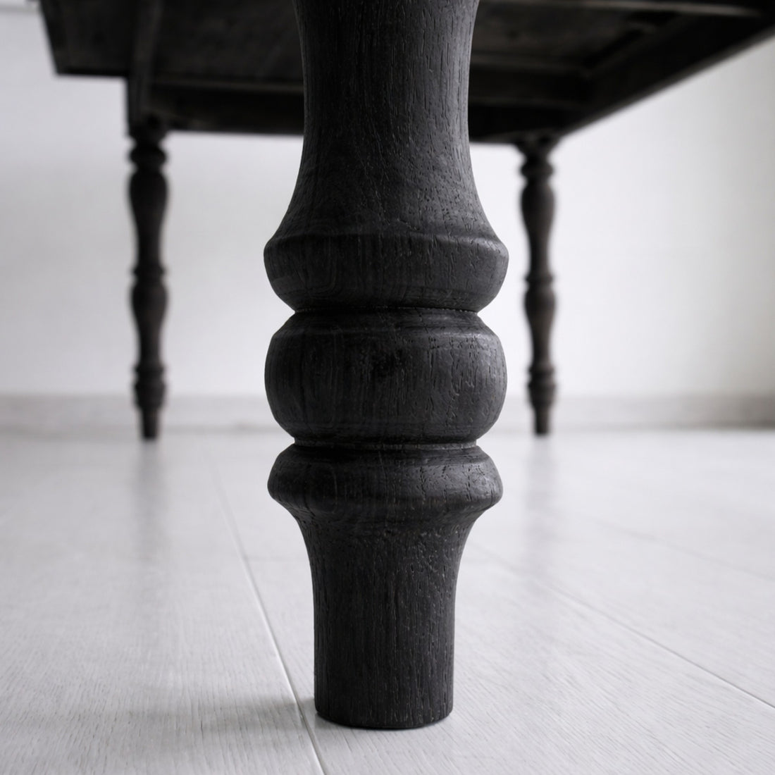 OBSIDIAN DINING TABLE TYPE B