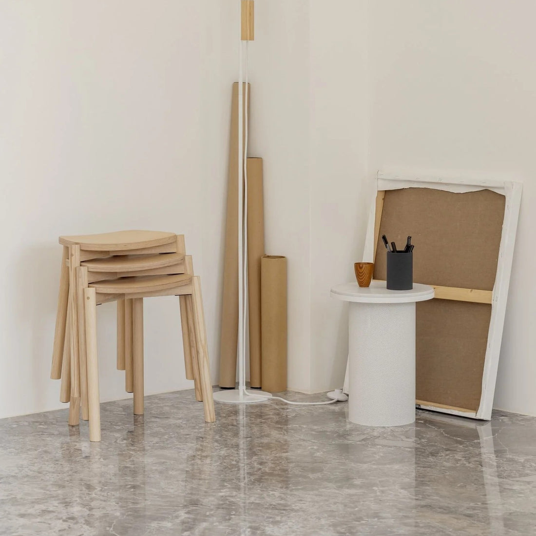 Pedestal Table White / Carrara
