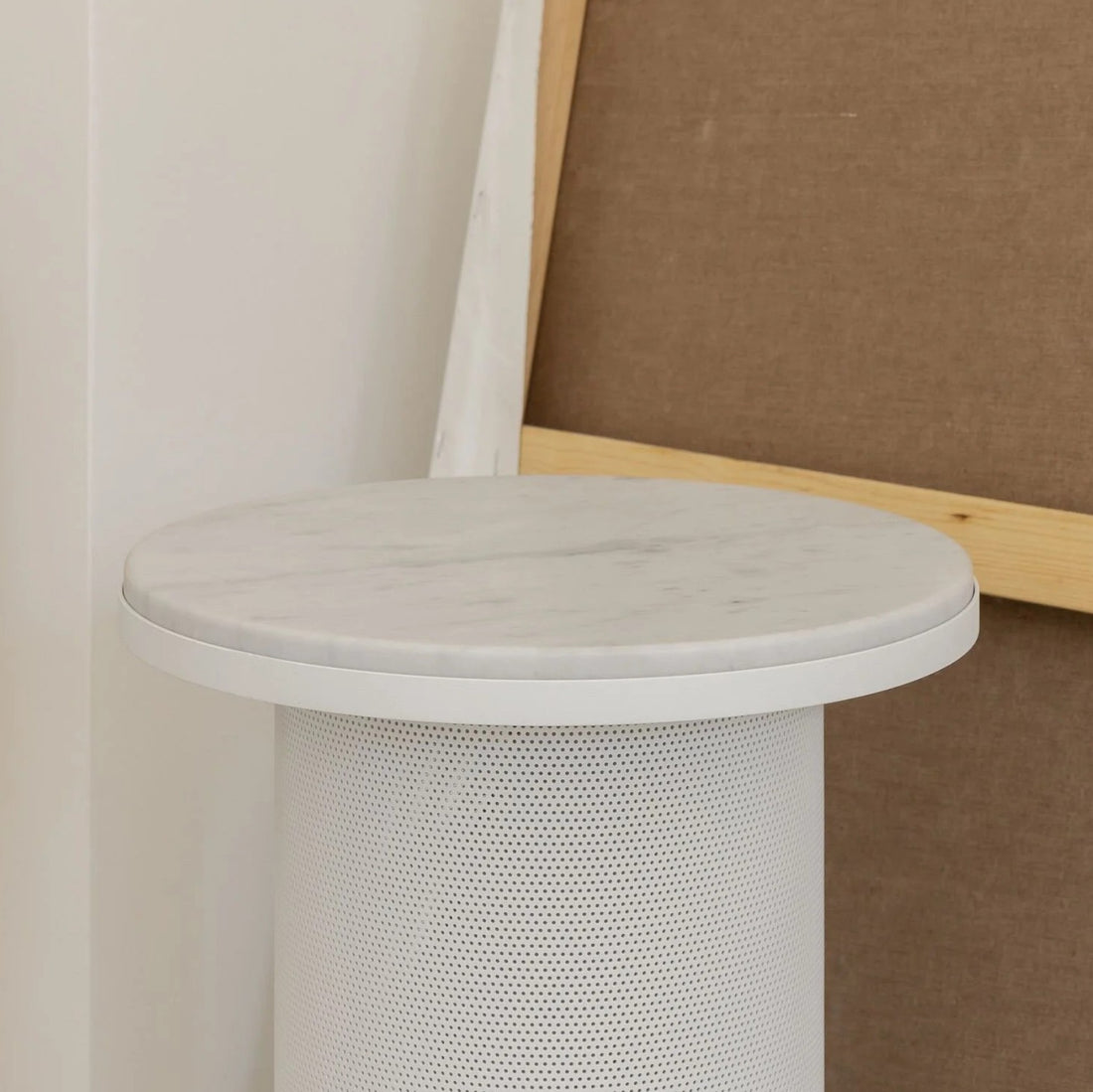 Pedestal Table White / Carrara
