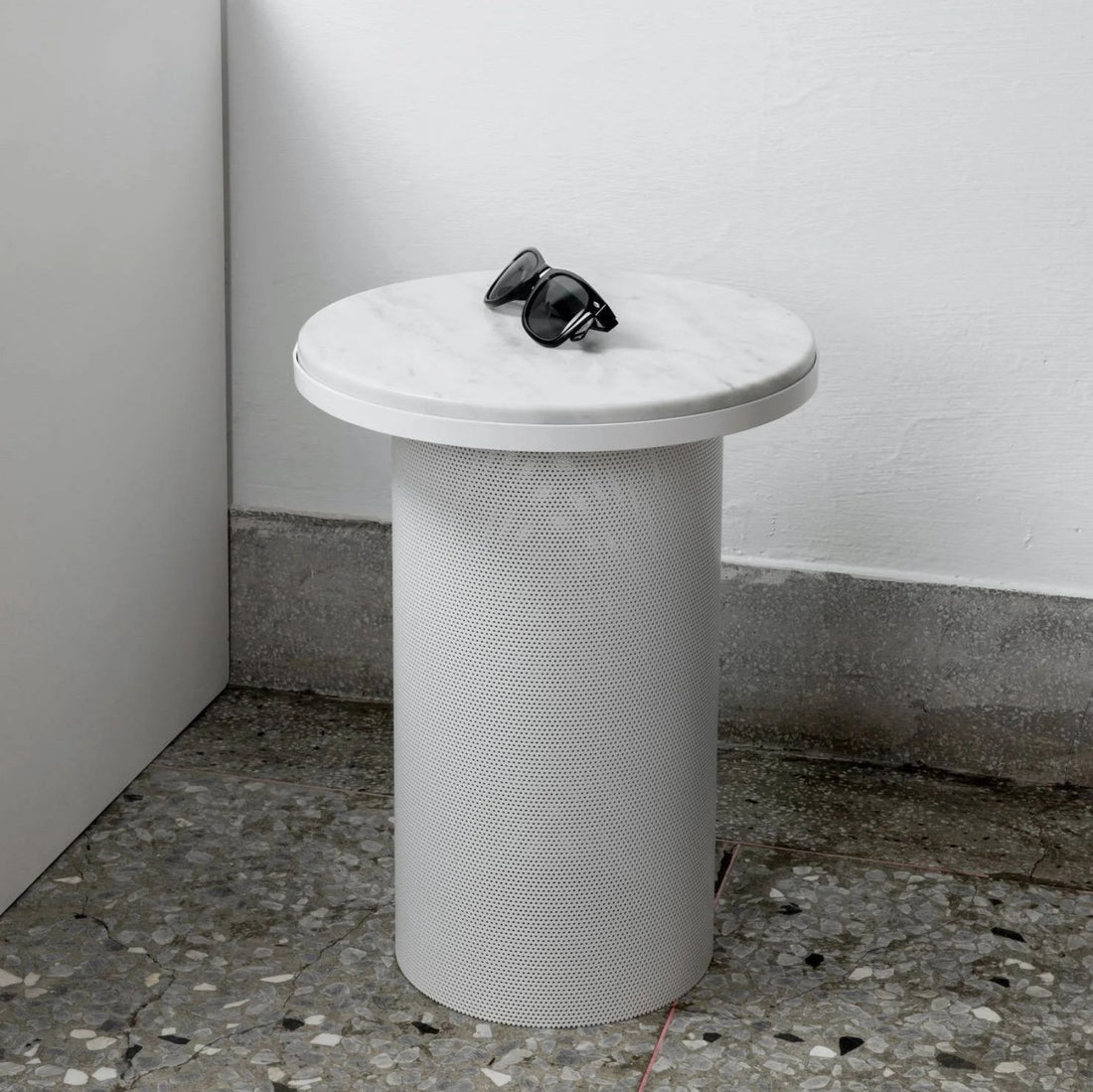 Pedestal Table White / Carrara