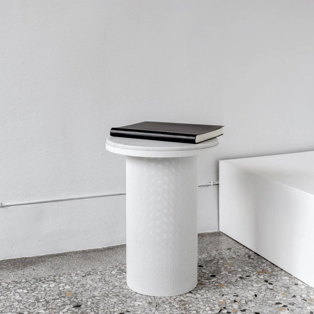 Pedestal Table White / Carrara