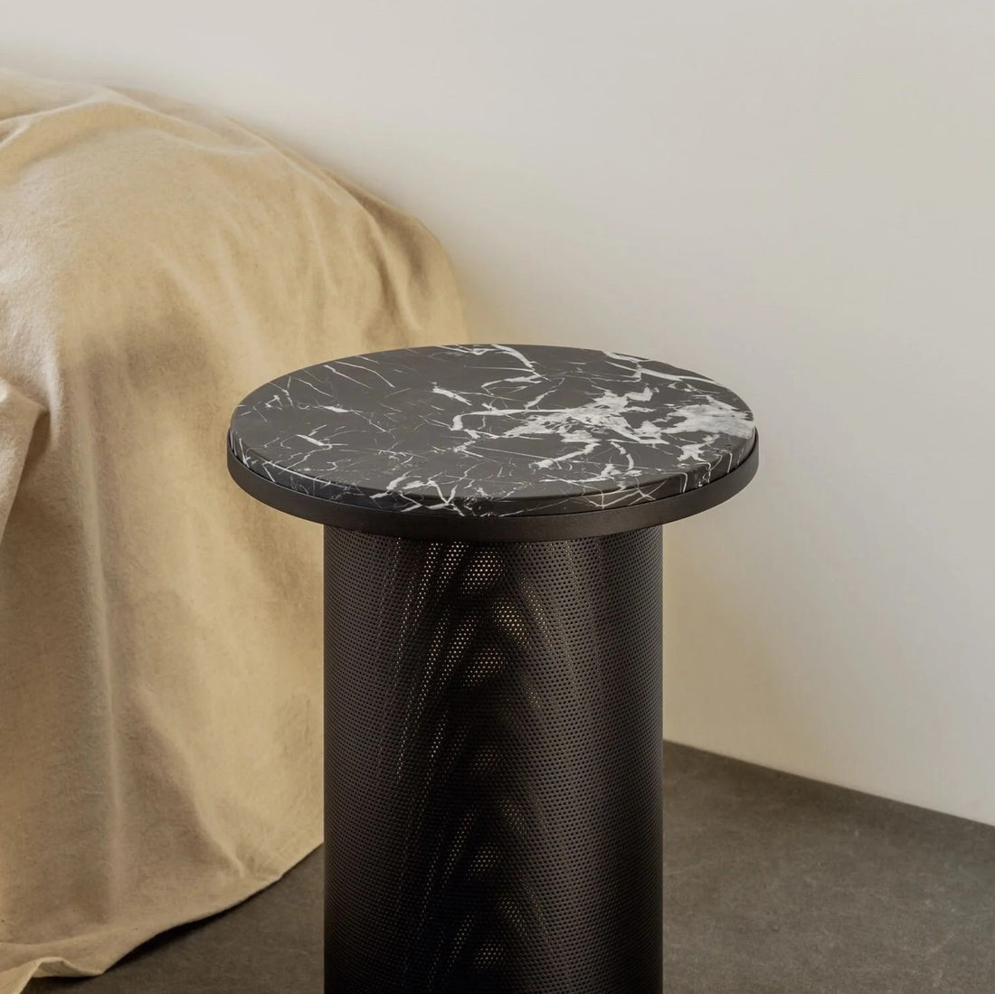 Pedestal Table Black / Marquina