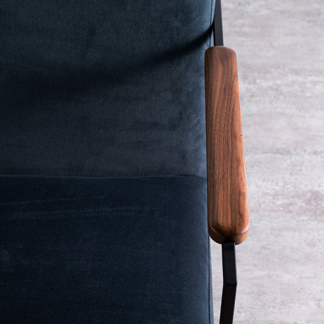 LOUNGE CHAIR